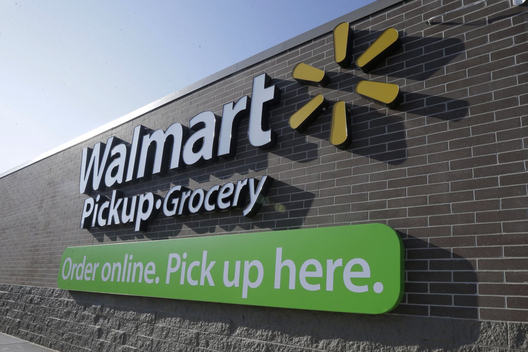 Earns Wal-Mart Stores